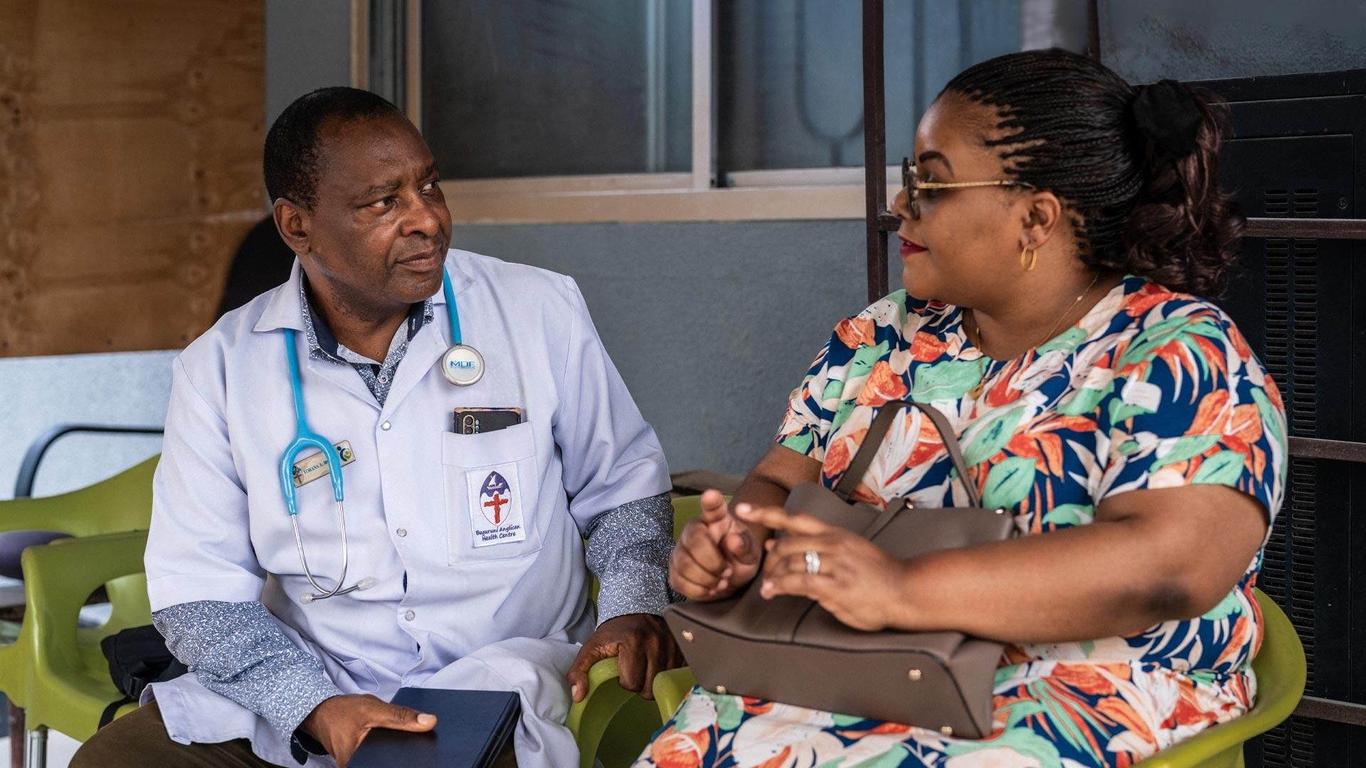 Dr. Yohana Mokiwa discute avec une patiente, Dar es Salaam, Tanzanie